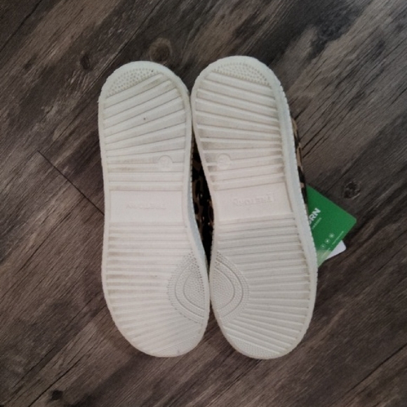 New Tretorn Ortholite Leopard Print Laceless Sneakers - Picture 2 of 3